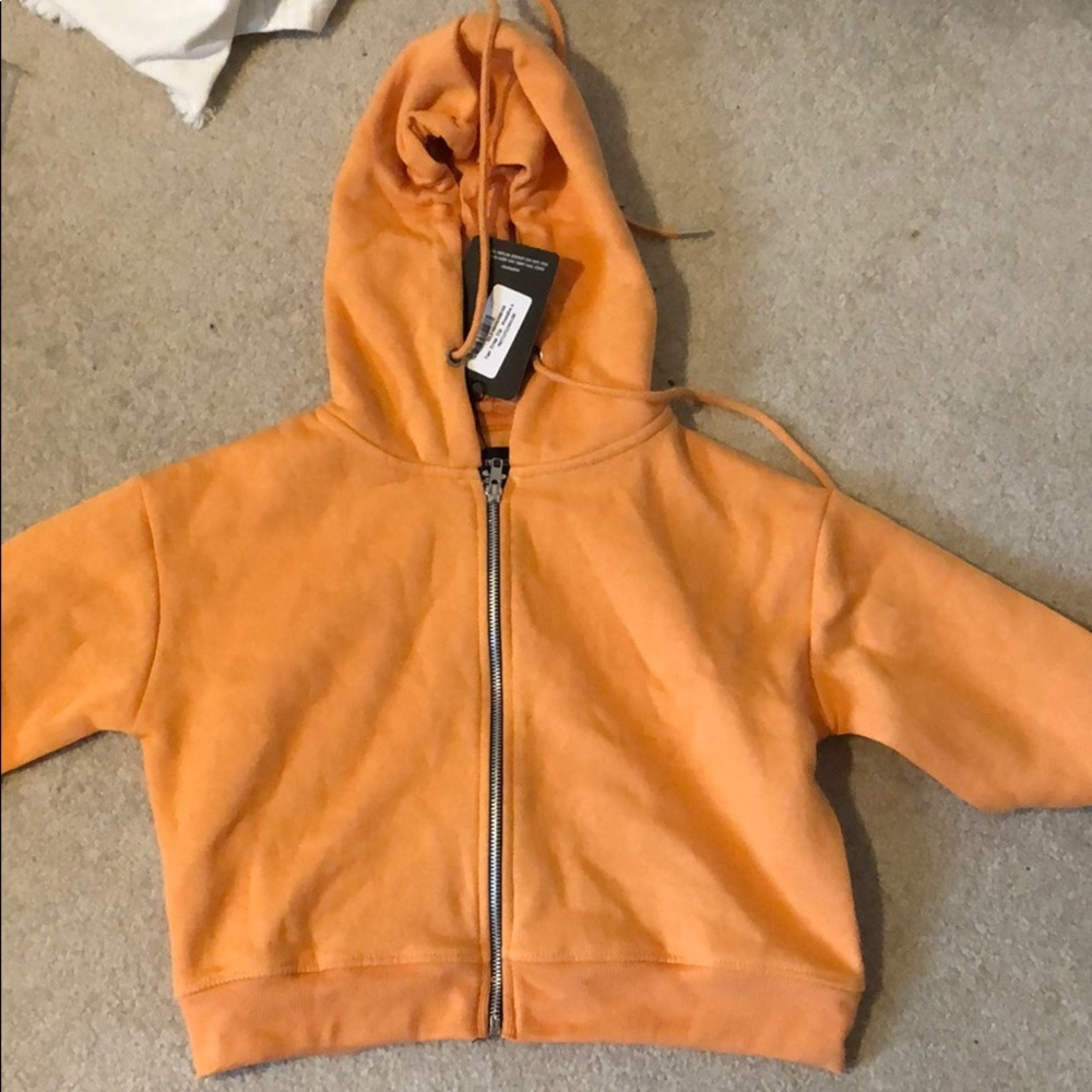 Pretty Little Thing Cropped Zip Up Hoodie in Tan